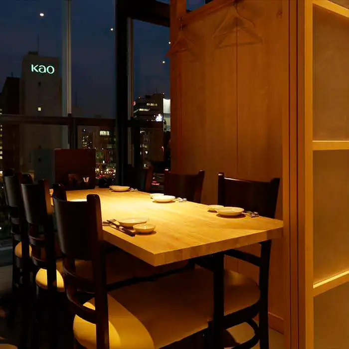 ガラス張りで33階から梅田の夜景を一望